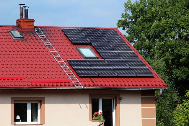 solární panely na střeše domu